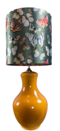 Vintage xl sfeerlamp/ tafellamp okergeel met vlinders.