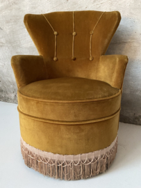 Boudoir stoel, fauteuil kleur velvet geel.