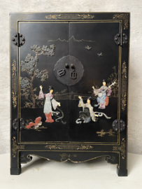Vintage Chinees kastje zwart met versiering van speksteen.