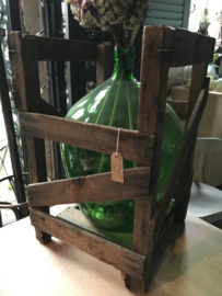 Oude Franse gistfles groen met houten kist.