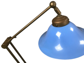Antieke koperen bureaulamp met emaille lampenkap.
