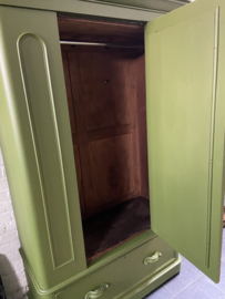 Vintage kast little Greene groen kledingkast met spiegel.
