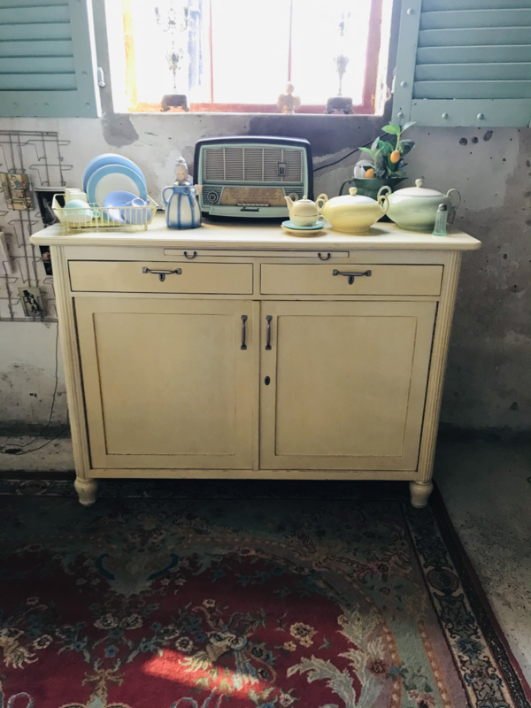 Badkamer Ondergedompeld haakje Uniek vintage jaren 60 kast, keukenkast zacht geel. | meubels | Villa  Leuvenstein