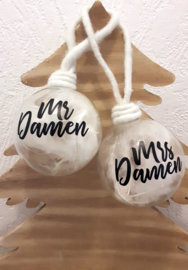 Twee Kerstballen Mr Mrs met achternaam