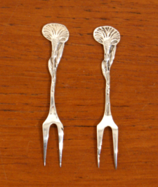 Pair of solid silver cocktail forks, floral (daisy) ornaments, Dutch hallmarks, ca 1950's