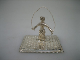 Zilveren miniatuur van C. Stout Rotterdam meisje spelend met springtouw uit ca. 1974