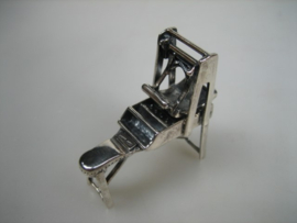 Zilveren Miniatuur als broodkadet vormmachine handmatig uit ca. 1985