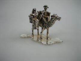 Zilveren kameel miniatuur met rijzende vrouw en man beide in een zitje , Italië ca. 1962