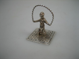 Zilveren miniatuur van C. Stout Rotterdam meisje spelend met springtouw uit ca. 1976