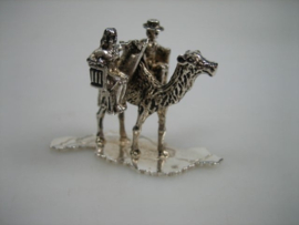 Zilveren kameel miniatuur met rijzende vrouw en man beide in een zitje , Italië ca. 1962