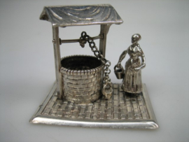 Zilveren waterput miniatuur vrouw met 2 emmers uit ca.1979