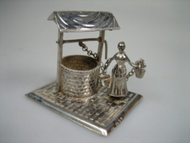 Zilveren waterput miniatuur vrouw met 2 emmers uit ca.1977
