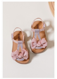 Sandaaltje roze met strik