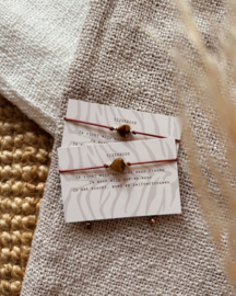 Tijgeroog hartje op satijnkoord - Roest