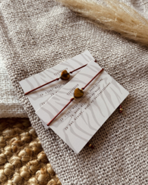 Tijgeroog hartje op satijnkoord - Roest