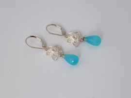 Zilveren oorhangers met chalcedoon.