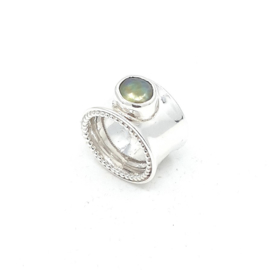 Zilveren ring met groene parel.