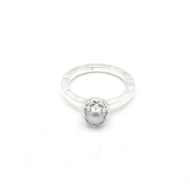 Zilveren ring met grijze parel.