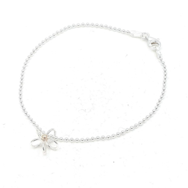 Zilveren ballen armband met bloem.