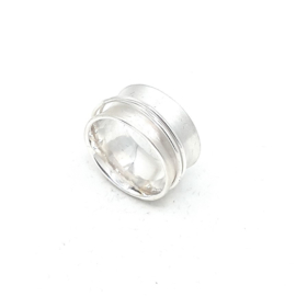 Zilveren ring met losse draad wikkel.