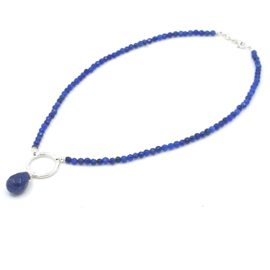 Zilveren geregen collier met lapis lazuli.