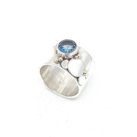 Zilveren ring met blauw topaas.