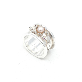 Zilveren ring met roze parel.