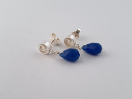 Zilveren oorstekers met blauwe agaat.