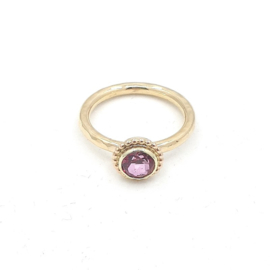 Geelgouden ring met roze topaas.