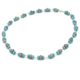Zilveren collier met labradoriet en turkoois.