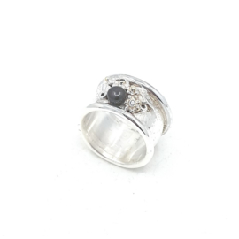 Zilveren ring met zwarte parel.