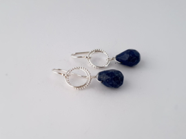 Zilveren oorhangers met lapis lazuli.