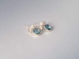 Zilveren oorhangers met blauw topaas.