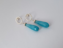 Zilveren oorstekers met blauwe agaat.