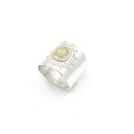 Zilveren ring met water opaal.