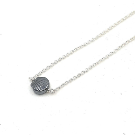 Zilveren collier met hematiet schelp.