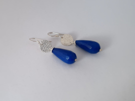 Zilveren oorhangers met lapis lazuli.
