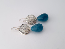 Zilveren oorhangers met blauwe agaat.