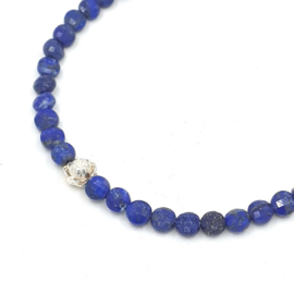 Zilveren geregen collier met lapis lazuli.