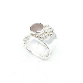 Zilveren ring met rozenkwarts.