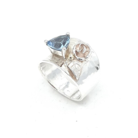 Zilveren ring met blauw topaas.