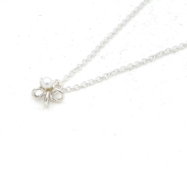 Zilveren collier met bloem en witte parel.