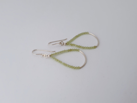 Zilveren oorhangers met peridot.