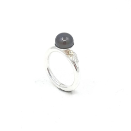 Zilveren ring met zwarte parel.