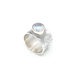 Zilveren ring met regenboogmaansteen.