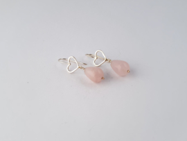 Zilveren oorhangers met rozenkwarts.
