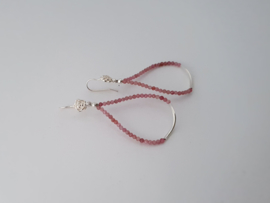Zilveren oorhangers met roze tourmalijn.