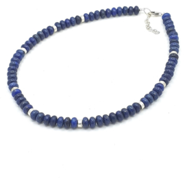 Zilveren geregen collier met lapis lazuli.