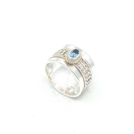 Zilveren ring met blauw topaas.