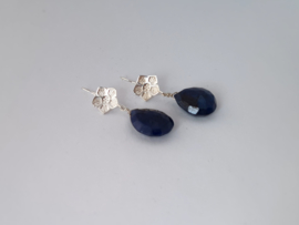 Zilveren oorhangers met lapis lazuli.